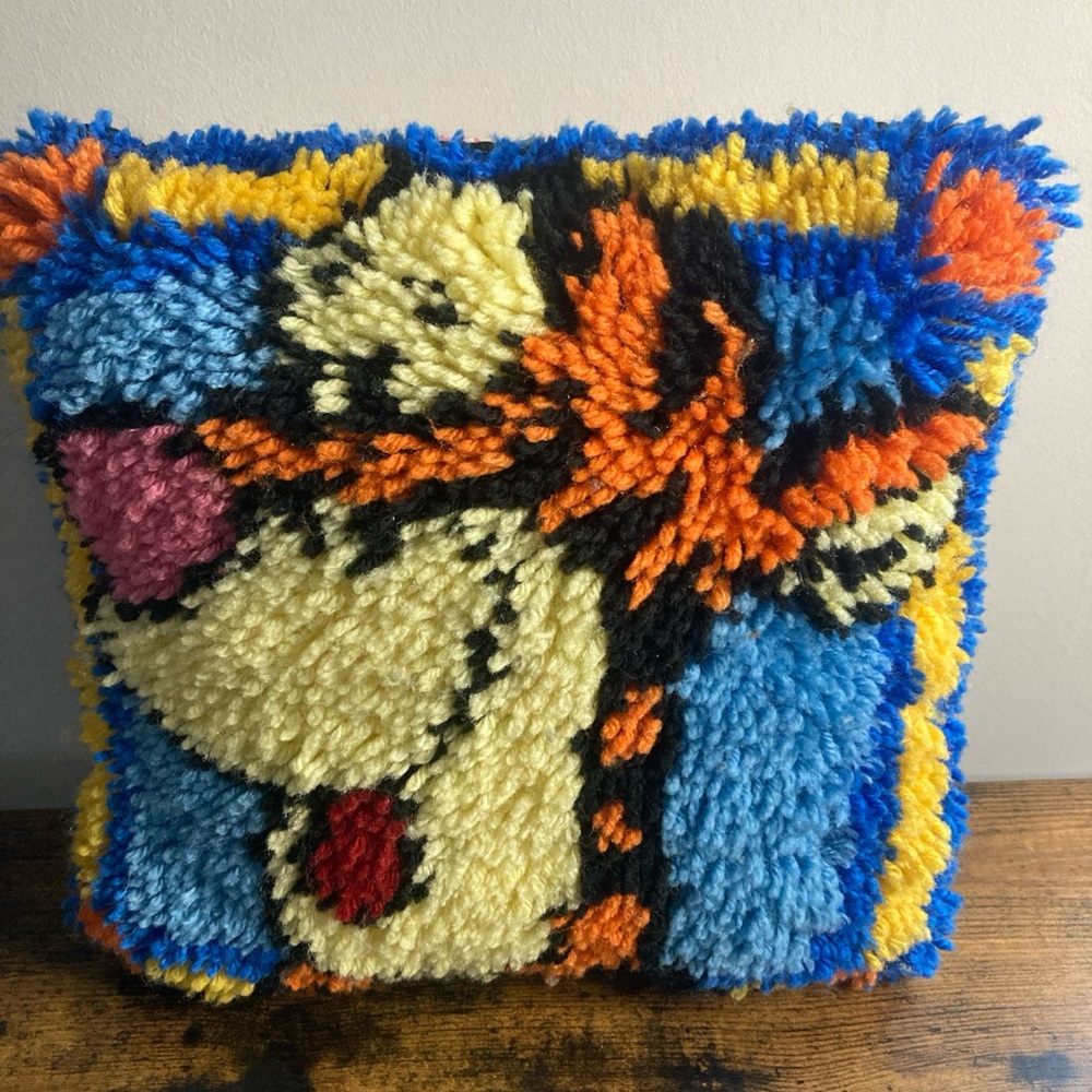 TIGGER Winnie The Pooh Eeyore VTG Disney Latch hook Complete Pillow
